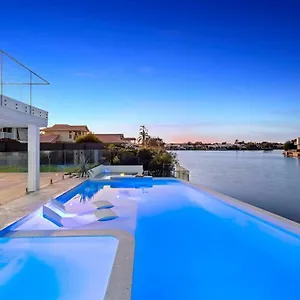  Holiday home Luxury Waterfront, Hot Spa, Style Pool & Firepit